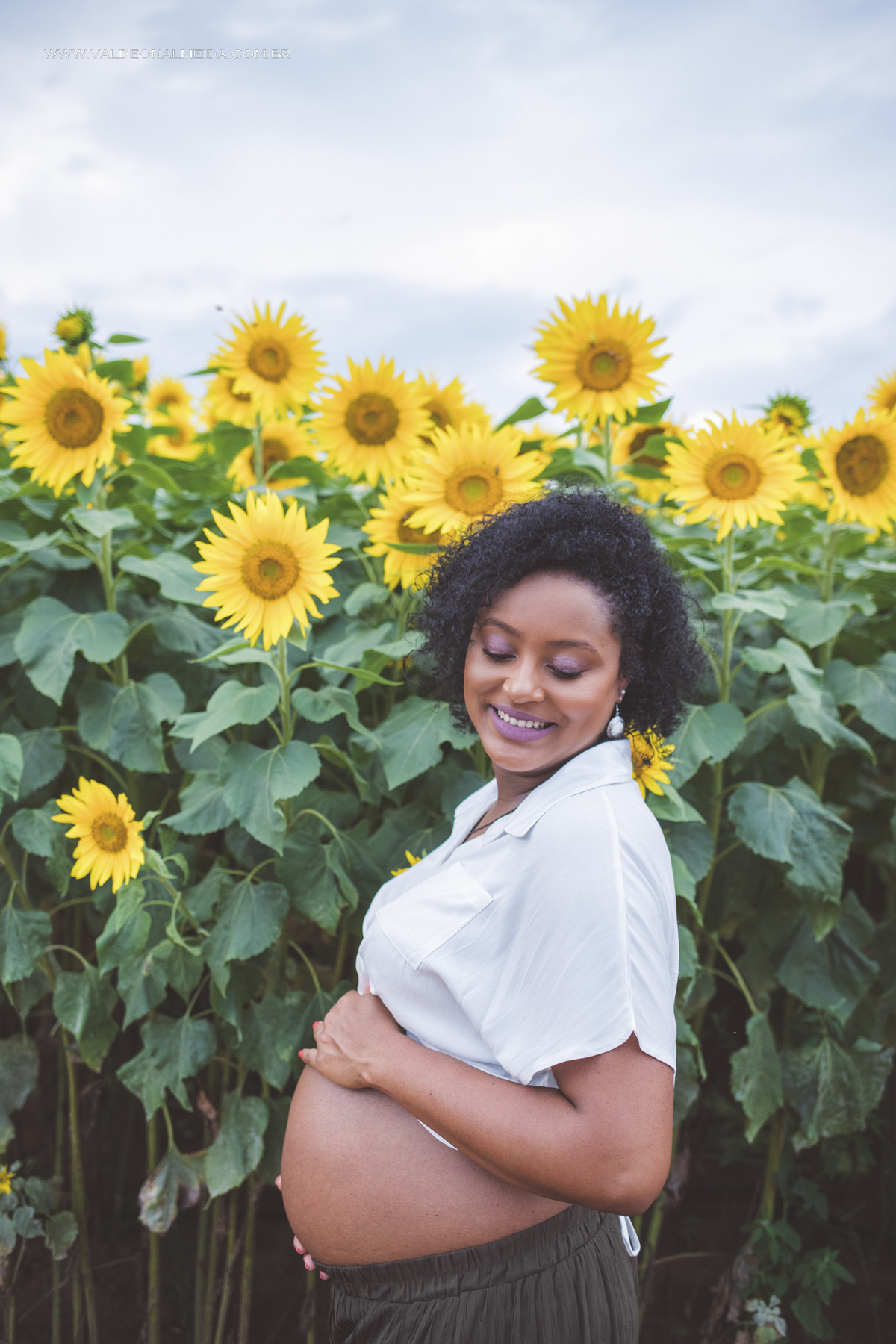 Ensaio de gestante na plantação de girassol em Holambra