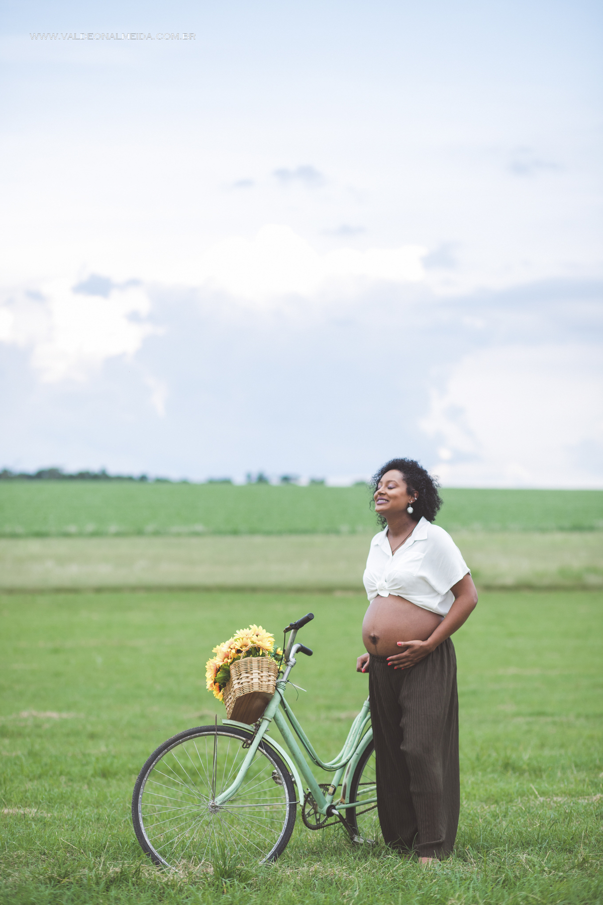 Ensaio de gestante na plantação de girassol em Holambra