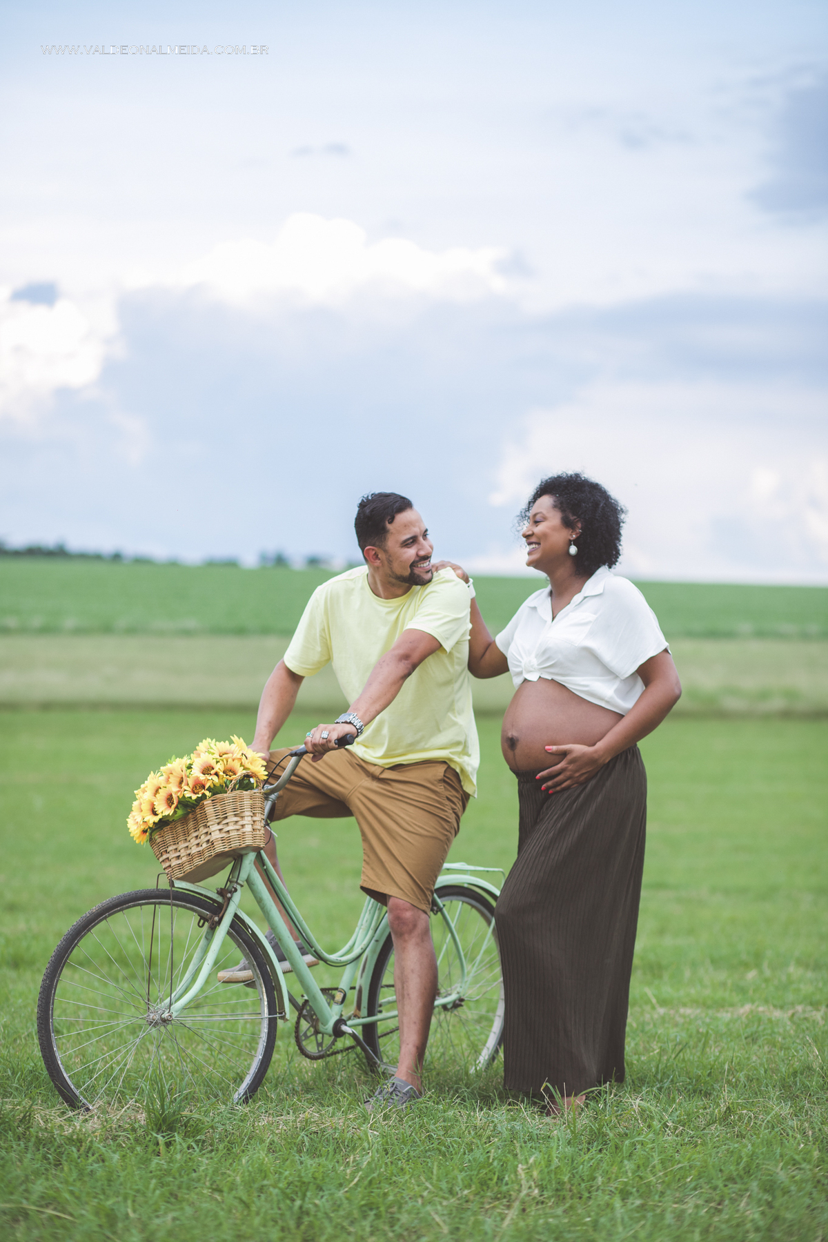 Ensaio de gestante na plantação de girassol em Holambra