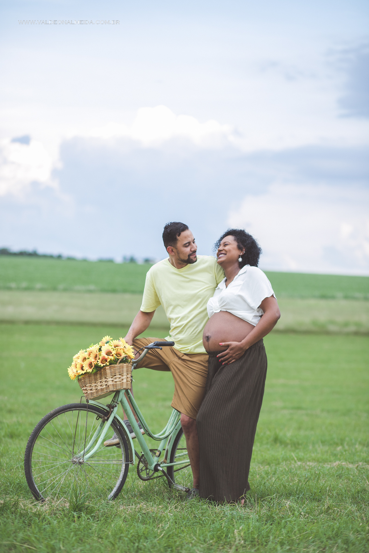 Ensaio de gestante na plantação de girassol em Holambra
