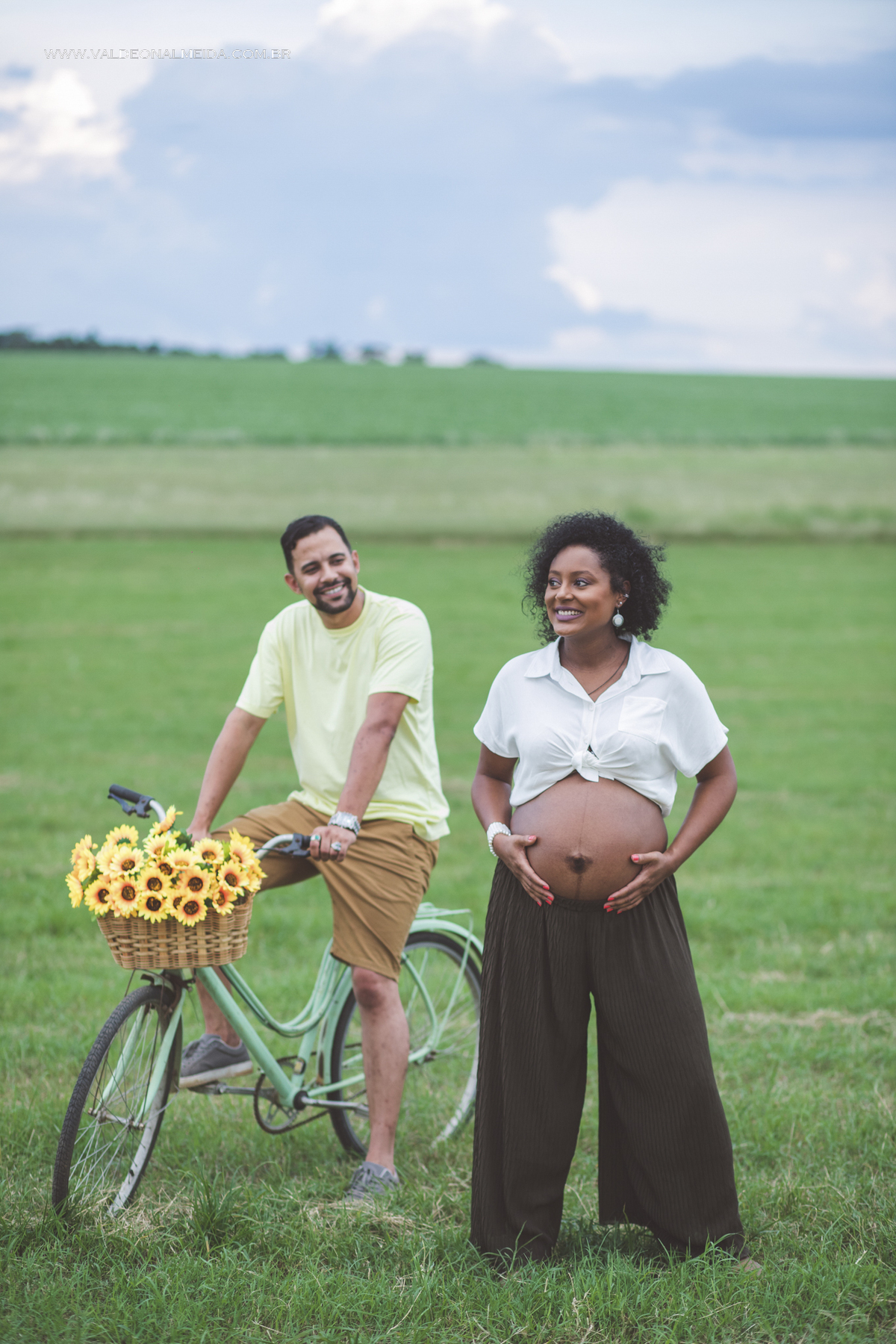 Ensaio de gestante na plantação de girassol em Holambra