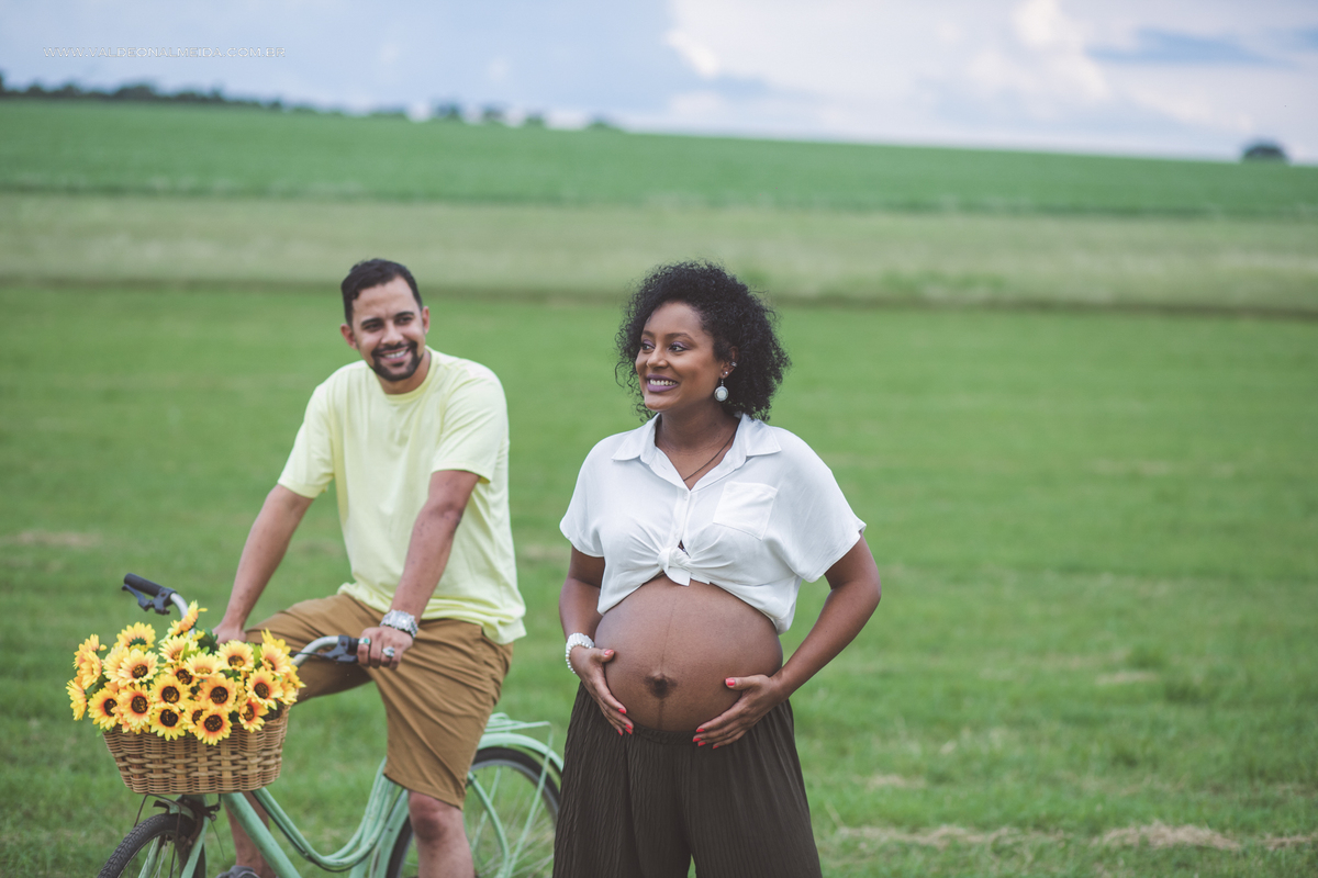 Ensaio de gestante na plantação de girassol em Holambra