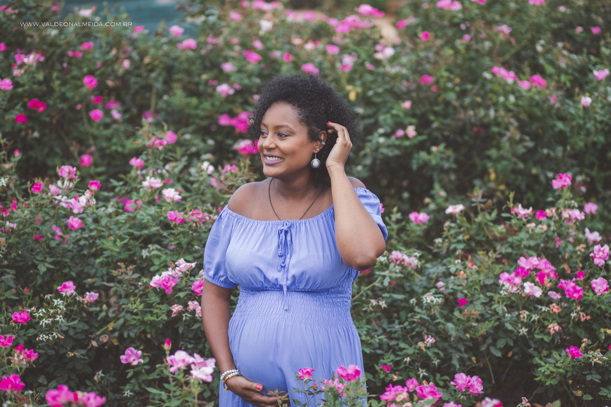 Ensaio de gestante na plantação de rosas em Holambra