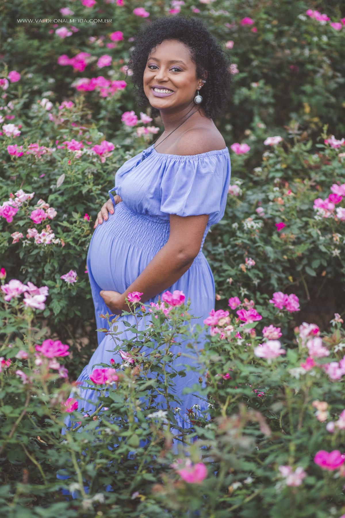 Ensaio de gestante na plantação de rosas em Holambra