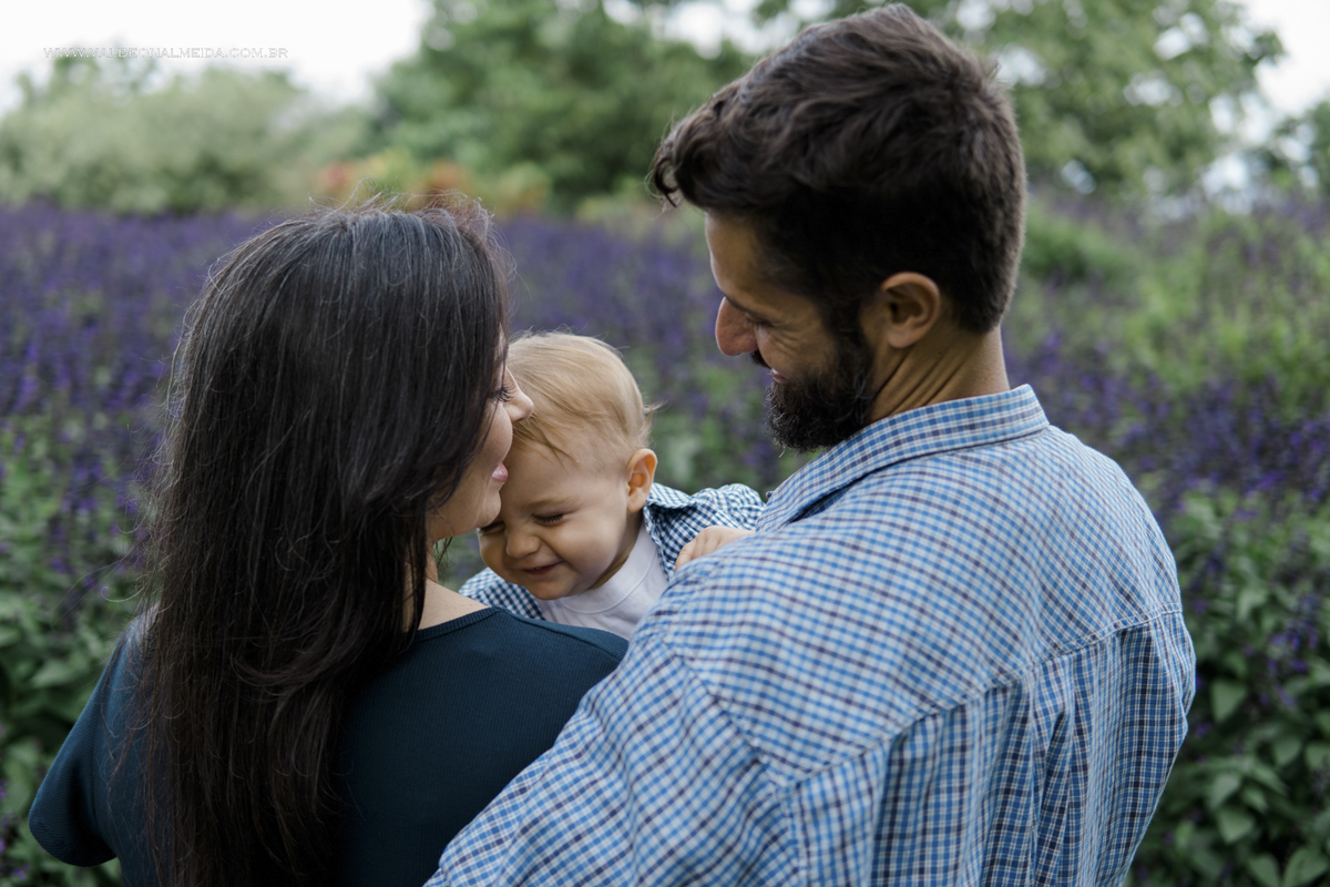 Ensaio de gestante nas plantações de flores do Bloemen Park em Holambra