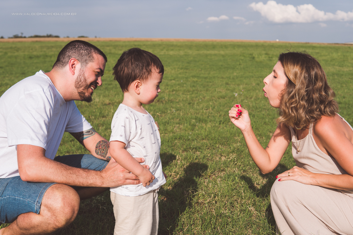 Ensaio de gestante em holambra super divertido com a família, incluindo o filho mais velho, nas plantações de flores