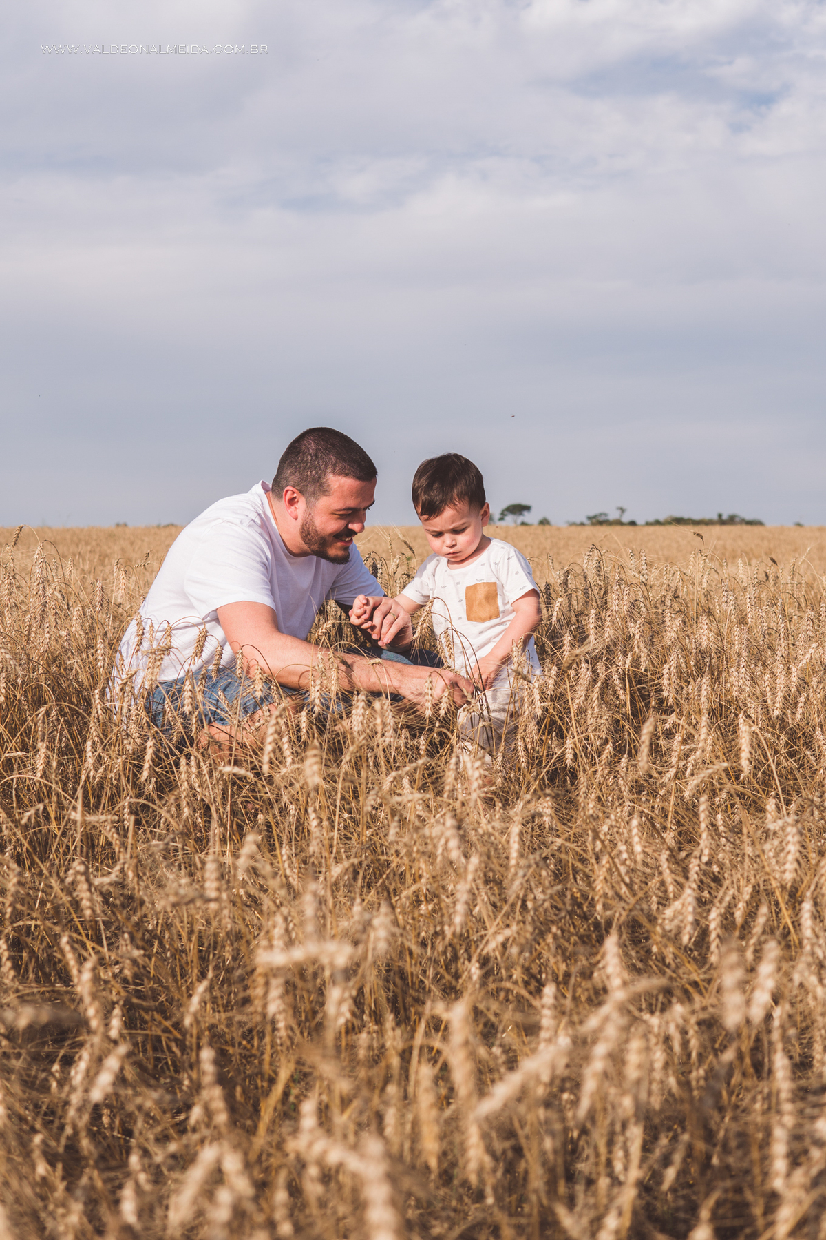 Ensaio de gestante em holambra super divertido com a família, incluindo o filho mais velho, nas plantações de flores