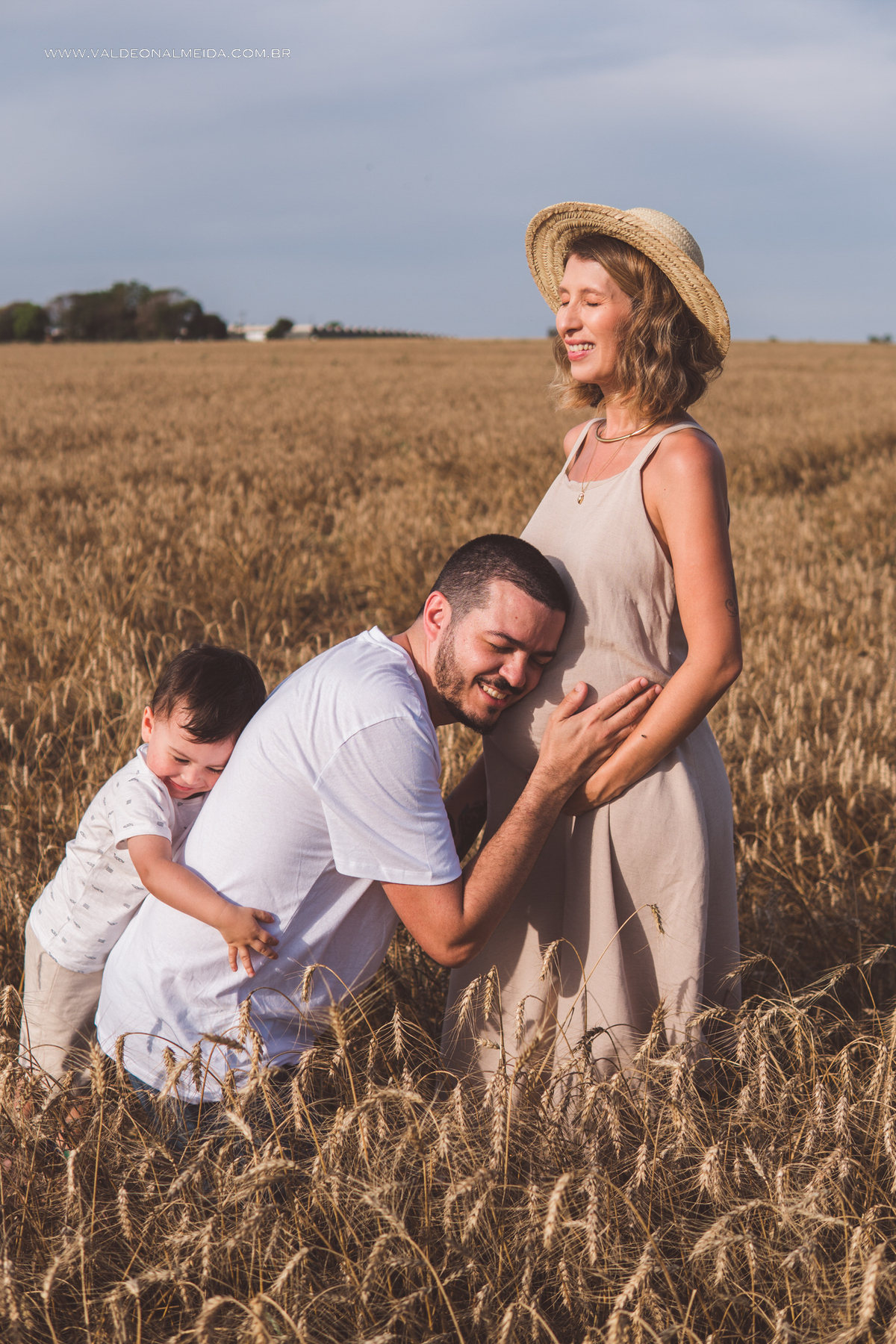 Ensaio de gestante em holambra super divertido com a família, incluindo o filho mais velho, nas plantações de flores