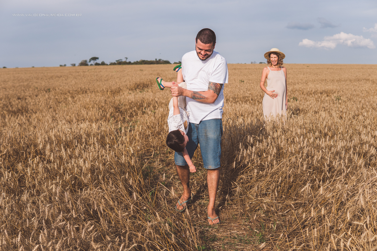 Ensaio de gestante em holambra super divertido com a família, incluindo o filho mais velho, nas plantações de flores