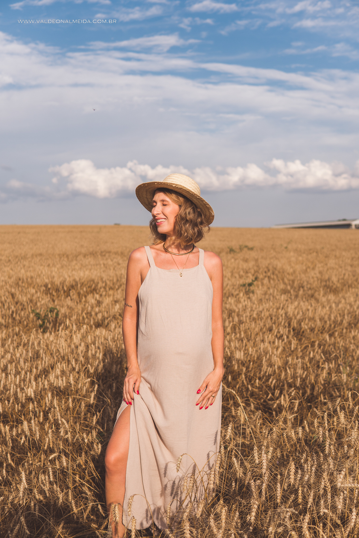 Ensaio de gestante em holambra super divertido com a família, incluindo o filho mais velho, nas plantações de flores