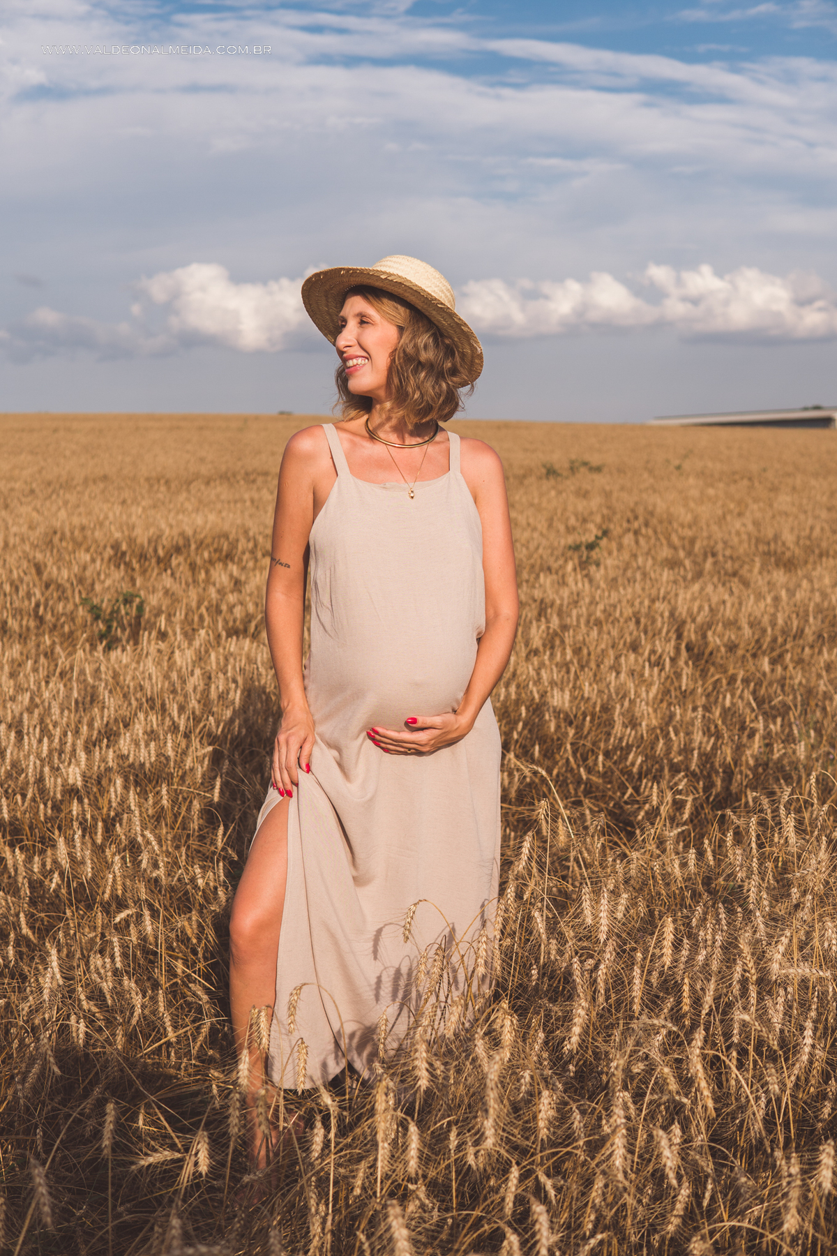 Ensaio de gestante em holambra super divertido com a família, incluindo o filho mais velho, nas plantações de flores