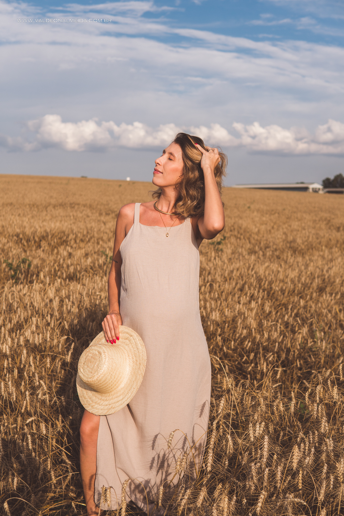 Ensaio de gestante em holambra super divertido com a família, incluindo o filho mais velho, nas plantações de flores