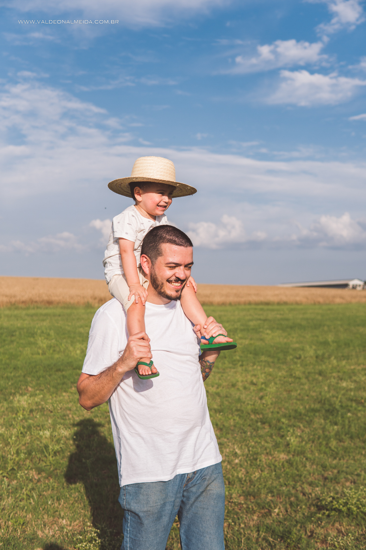 Ensaio de gestante em holambra super divertido com a família, incluindo o filho mais velho, nas plantações de flores