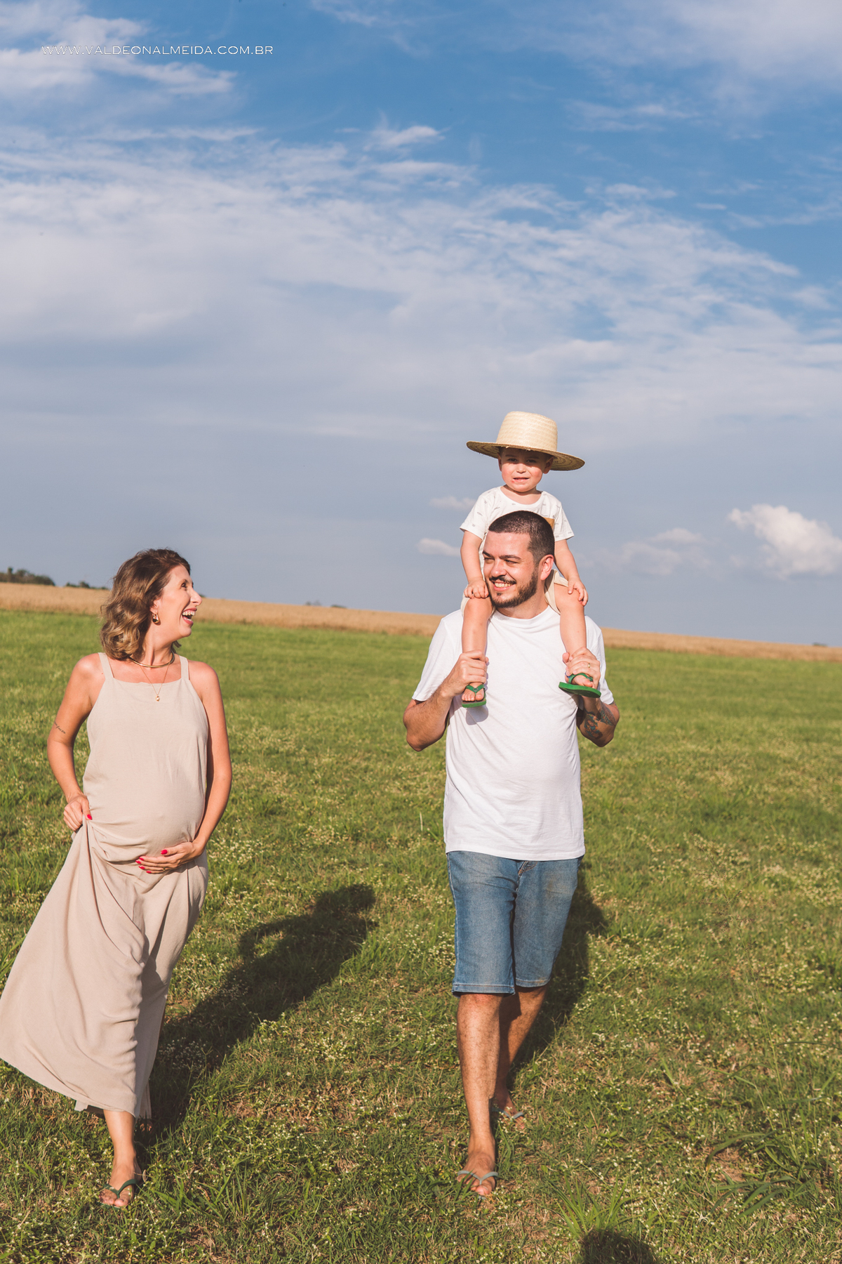 Ensaio de gestante em holambra super divertido com a família, incluindo o filho mais velho, nas plantações de flores