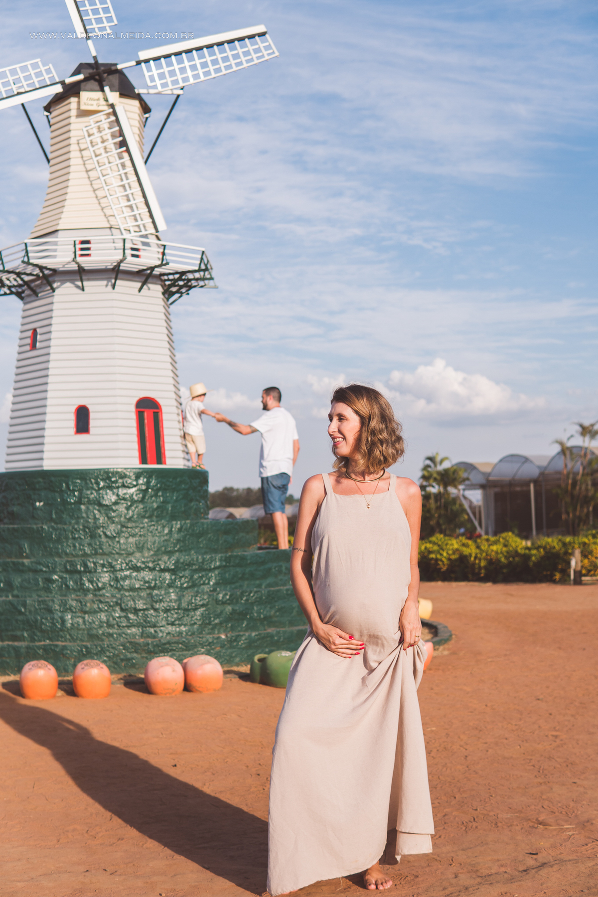 Ensaio de gestante em holambra super divertido com a família, incluindo o filho mais velho, nas plantações de flores