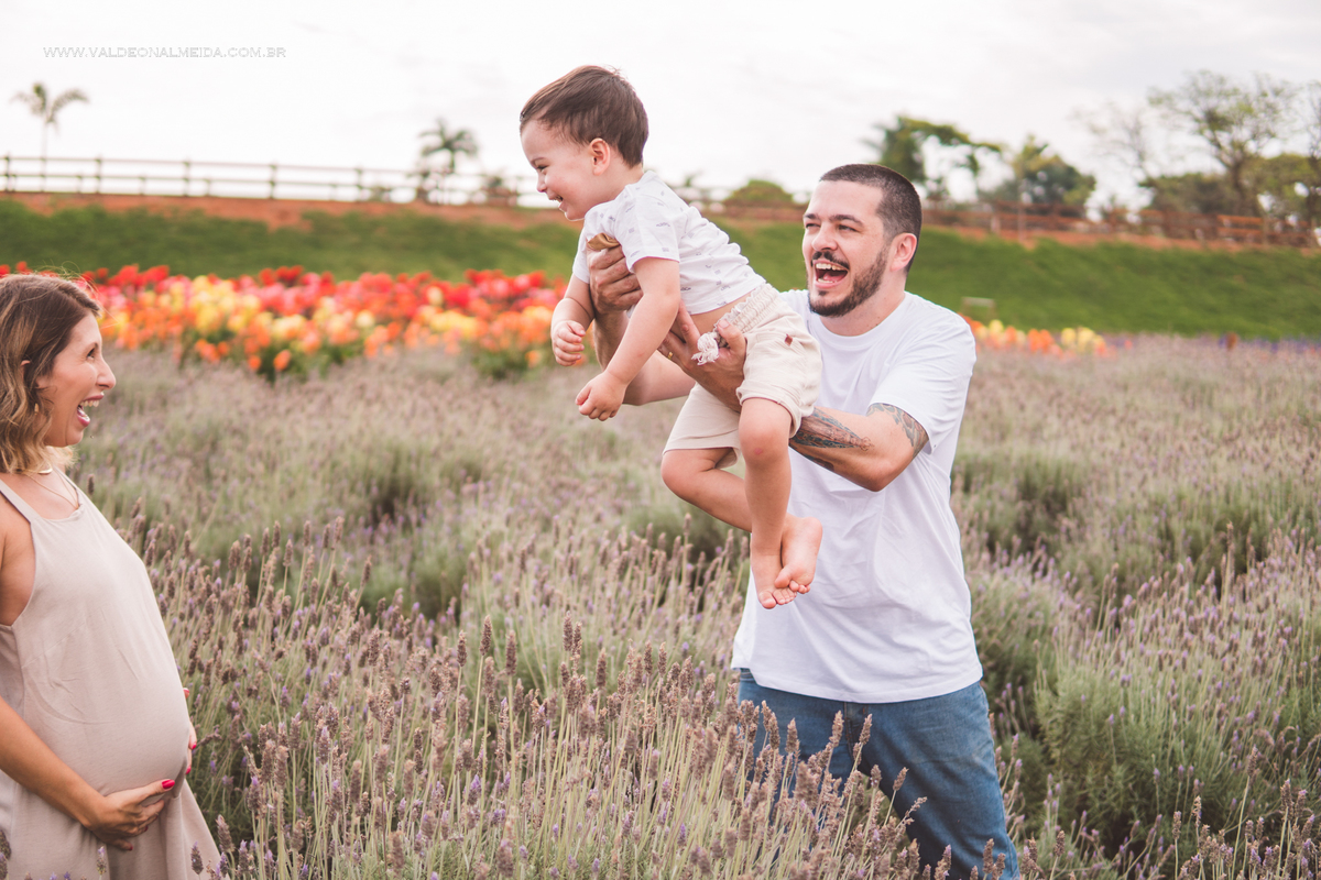 Ensaio de gestante em holambra super divertido com a família, incluindo o filho mais velho, nas plantações de flores