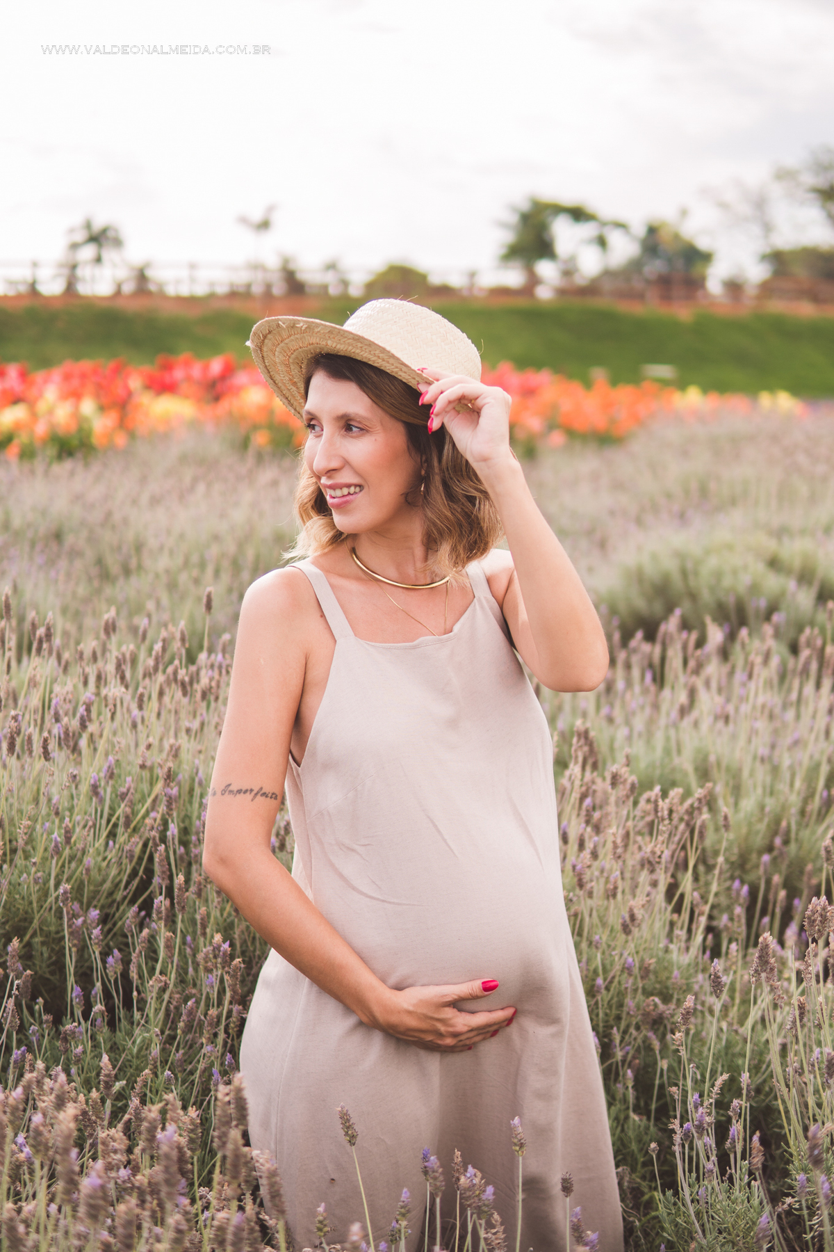 Ensaio de gestante em holambra super divertido com a família, incluindo o filho mais velho, nas plantações de flores