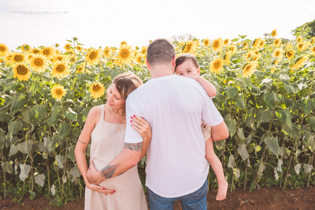Ensaio de gestante em holambra super divertido com a família, incluindo o filho mais velho, nas plantações de flores