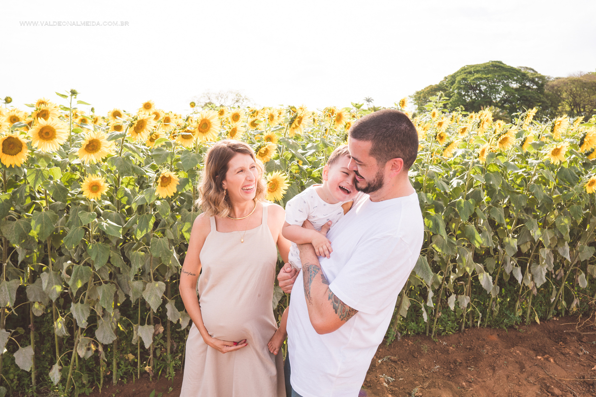 Ensaio de gestante em holambra super divertido com a família, incluindo o filho mais velho, nas plantações de flores