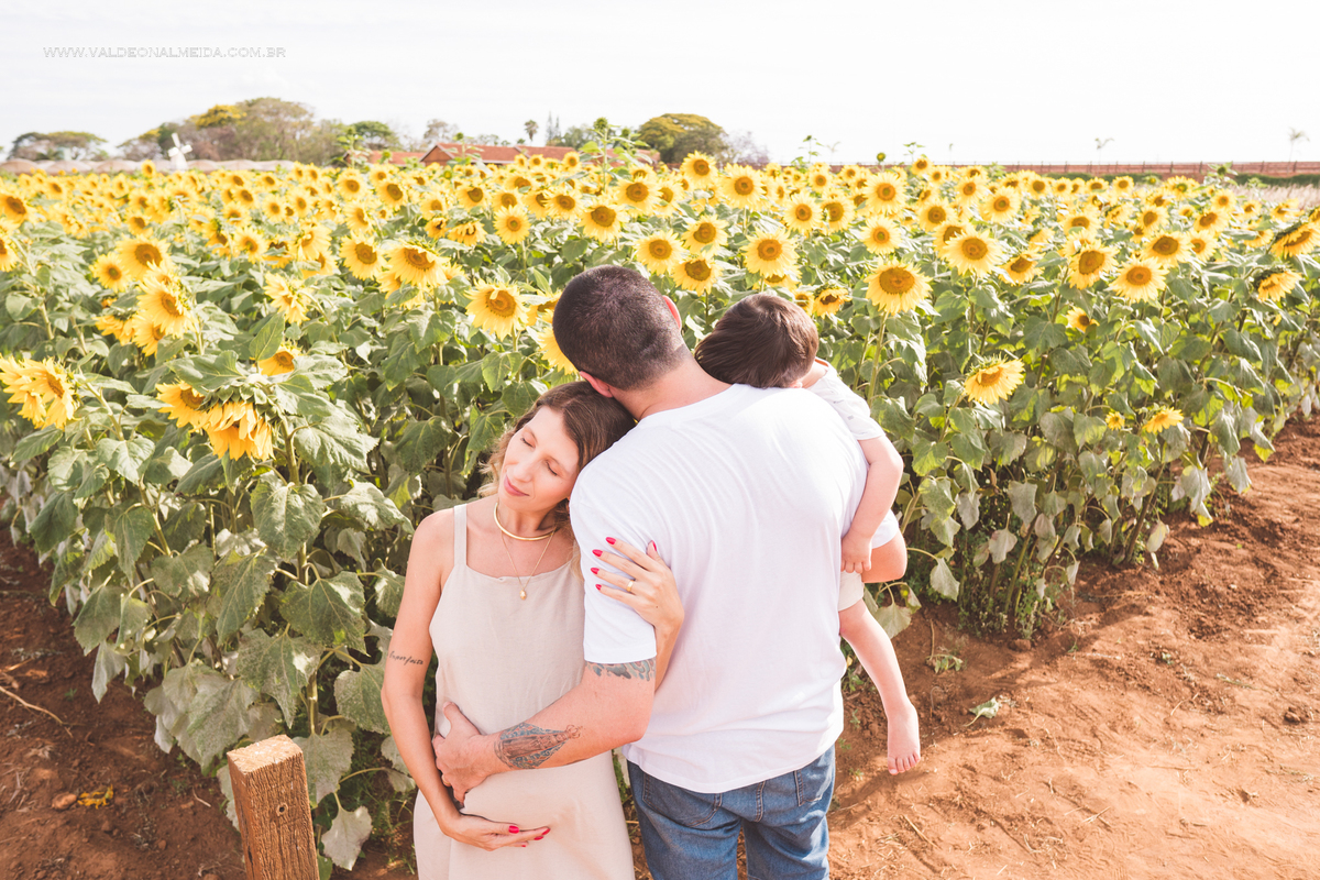 Ensaio de gestante em holambra super divertido com a família, incluindo o filho mais velho, nas plantações de flores