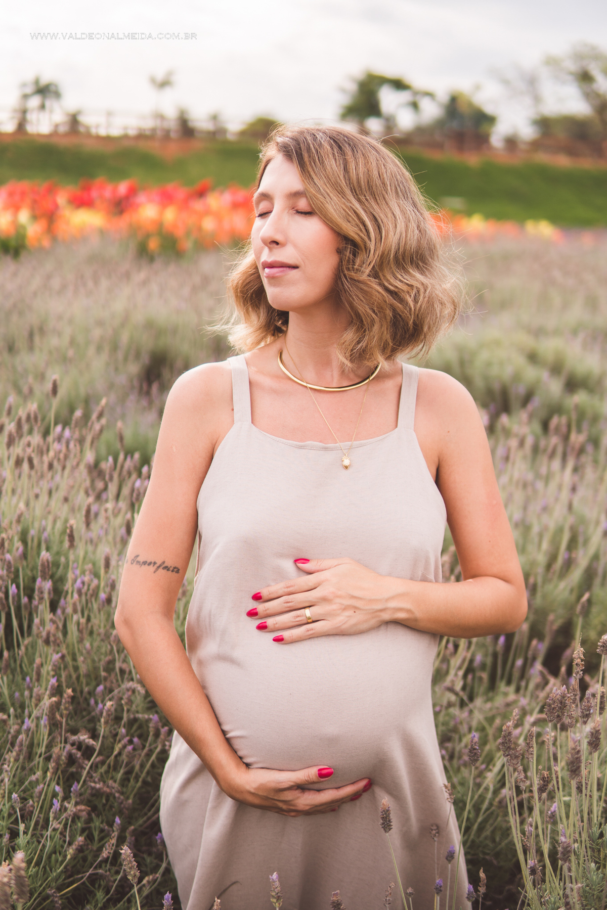Ensaio de gestante em holambra super divertido com a família, incluindo o filho mais velho, nas plantações de flores