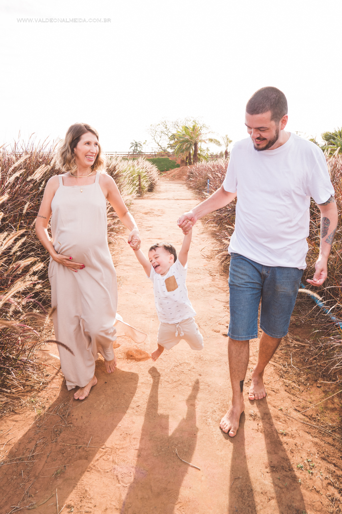 Ensaio de gestante em holambra super divertido com a família, incluindo o filho mais velho, nas plantações de flores