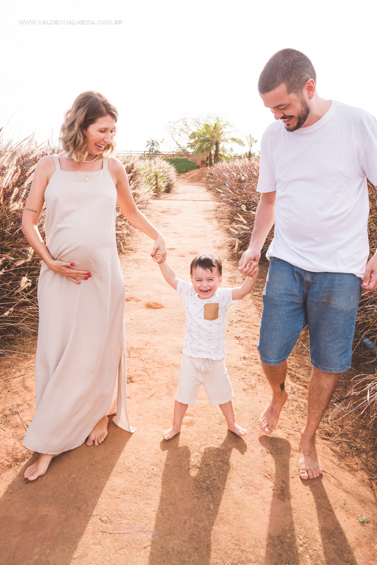 Ensaio de gestante em holambra super divertido com a família, incluindo o filho mais velho, nas plantações de flores
