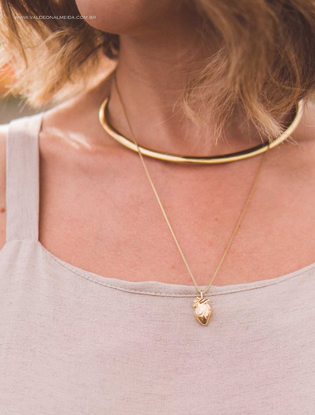 Ensaio de gestante em holambra super divertido com a família, incluindo o filho mais velho, nas plantações de flores