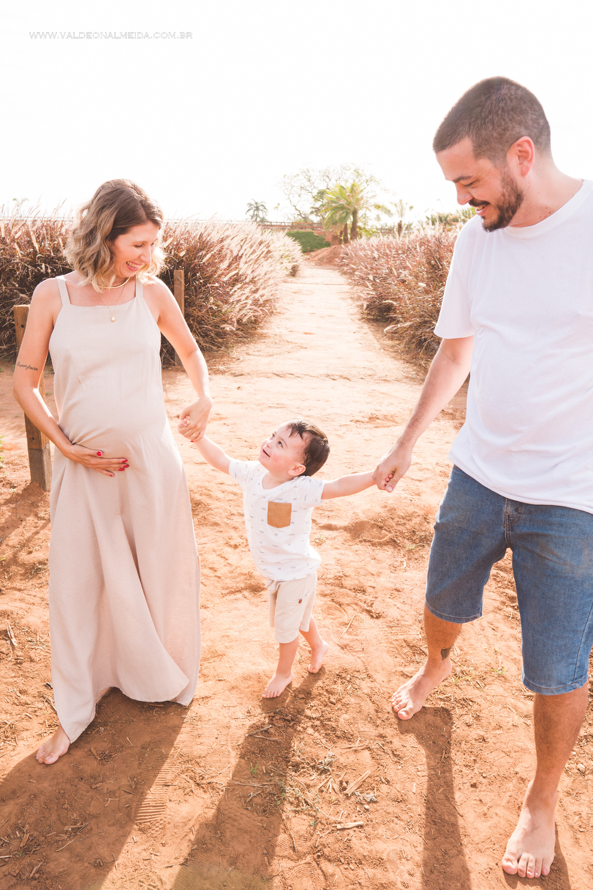 Ensaio de gestante em holambra super divertido com a família, incluindo o filho mais velho, nas plantações de flores