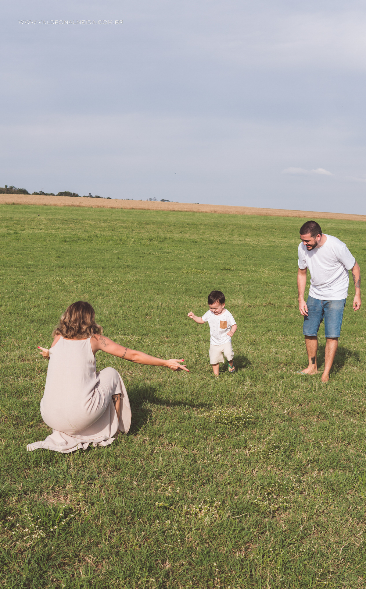 Ensaio de gestante em holambra super divertido com a família, incluindo o filho mais velho, nas plantações de flores