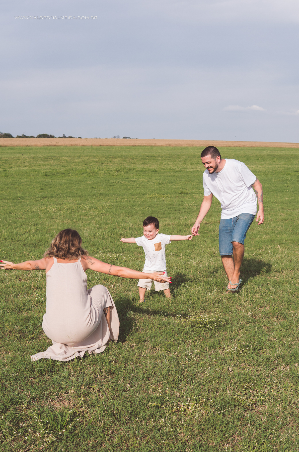 Ensaio de gestante em holambra super divertido com a família, incluindo o filho mais velho, nas plantações de flores