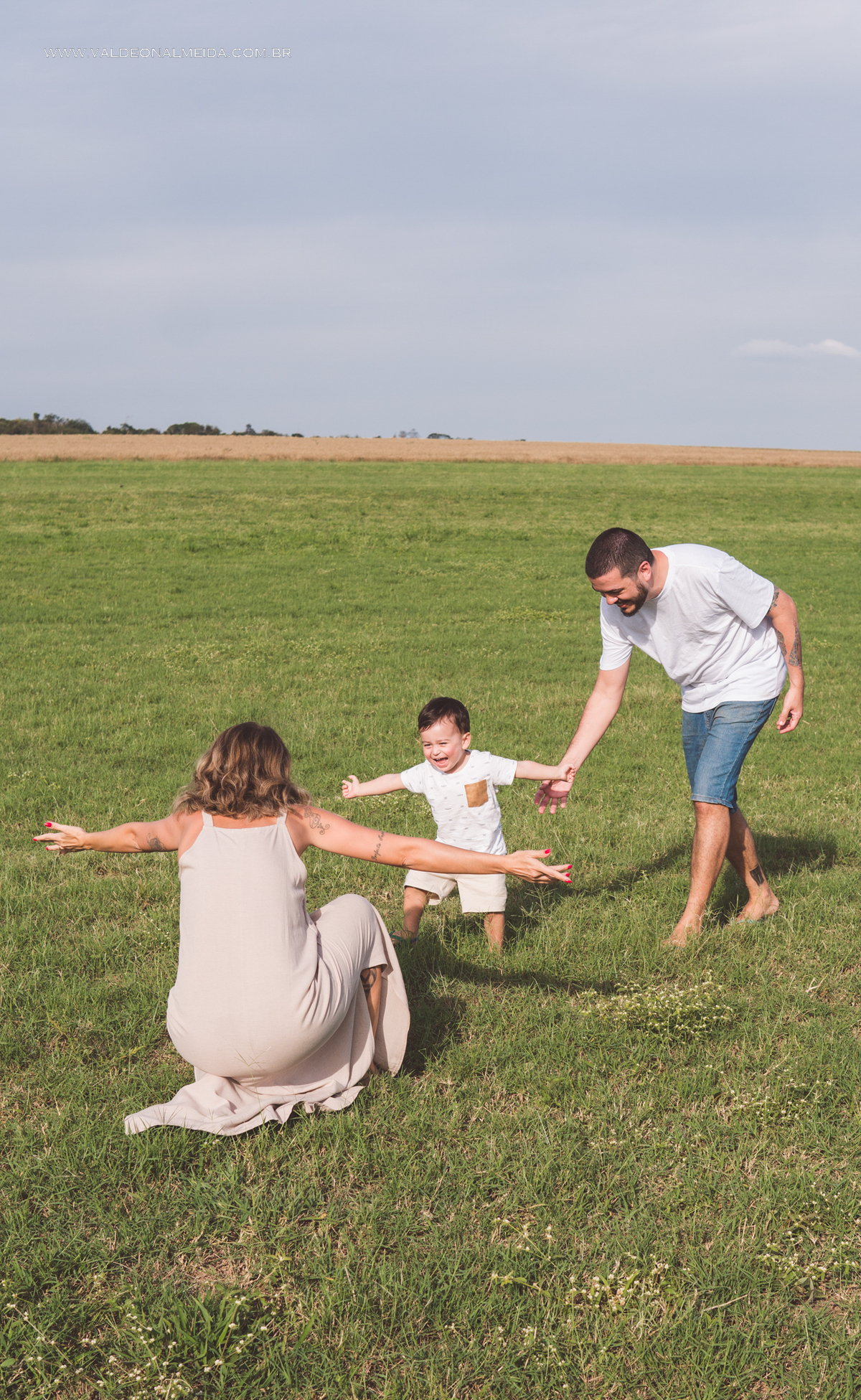 Ensaio de gestante em holambra super divertido com a família, incluindo o filho mais velho, nas plantações de flores