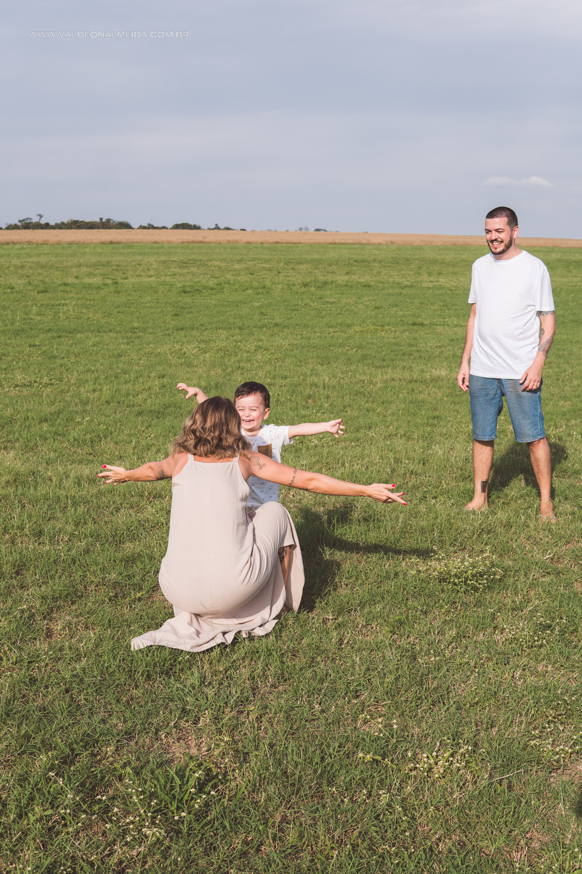 Ensaio de gestante em holambra super divertido com a família, incluindo o filho mais velho, nas plantações de flores