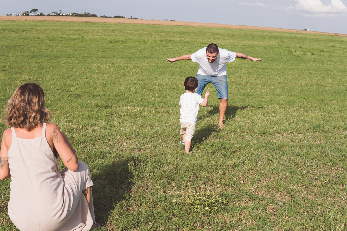 Ensaio de gestante em holambra super divertido com a família, incluindo o filho mais velho, nas plantações de flores