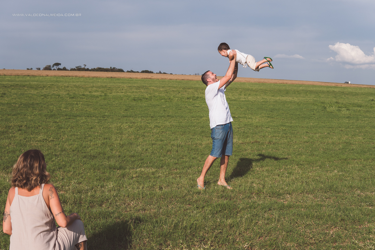 Ensaio de gestante em holambra super divertido com a família, incluindo o filho mais velho, nas plantações de flores