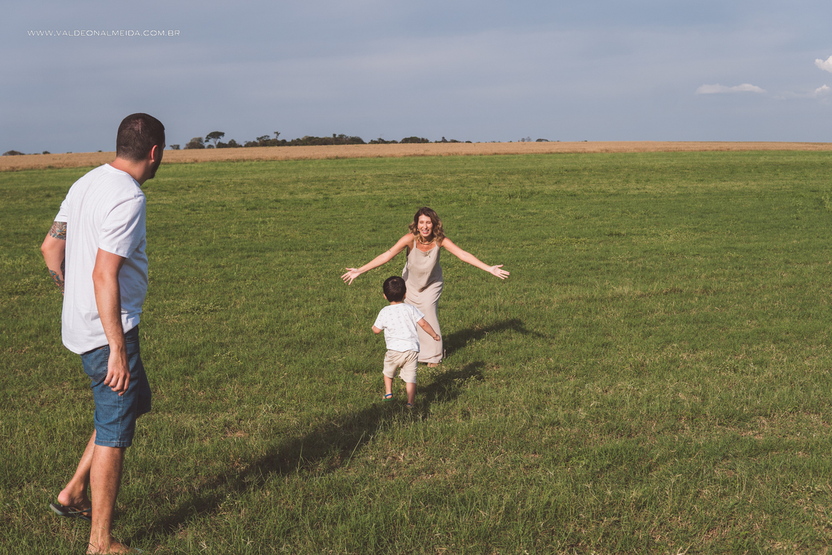 Ensaio de gestante em holambra super divertido com a família, incluindo o filho mais velho, nas plantações de flores