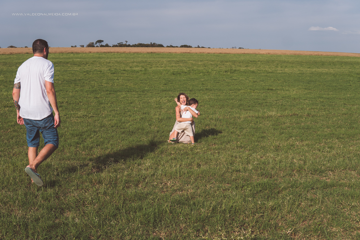 Ensaio de gestante em holambra super divertido com a família, incluindo o filho mais velho, nas plantações de flores
