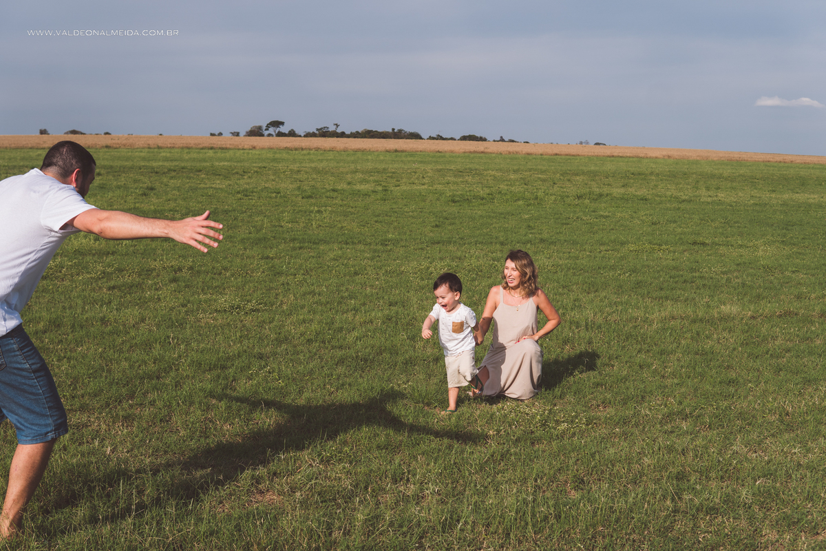 Ensaio de gestante em holambra super divertido com a família, incluindo o filho mais velho, nas plantações de flores