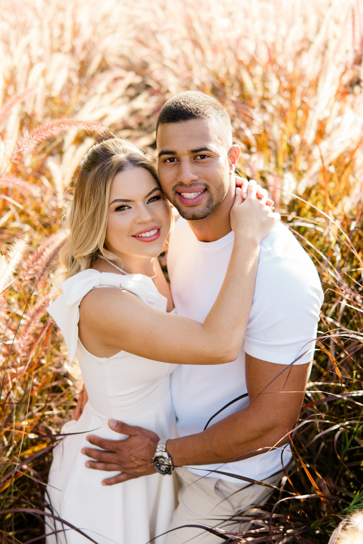 Ensaio fotográfico Pre Wedding do casal Jhenniffer e Oseias no capim do texas no Bloemen Park em Holambra