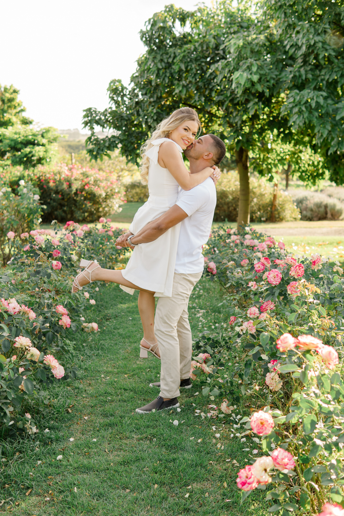 Ensaio fotográfico Pre Wedding do casal Jhenniffer e Oseias nas plantações de rosas no Bloemen Park em Holambra