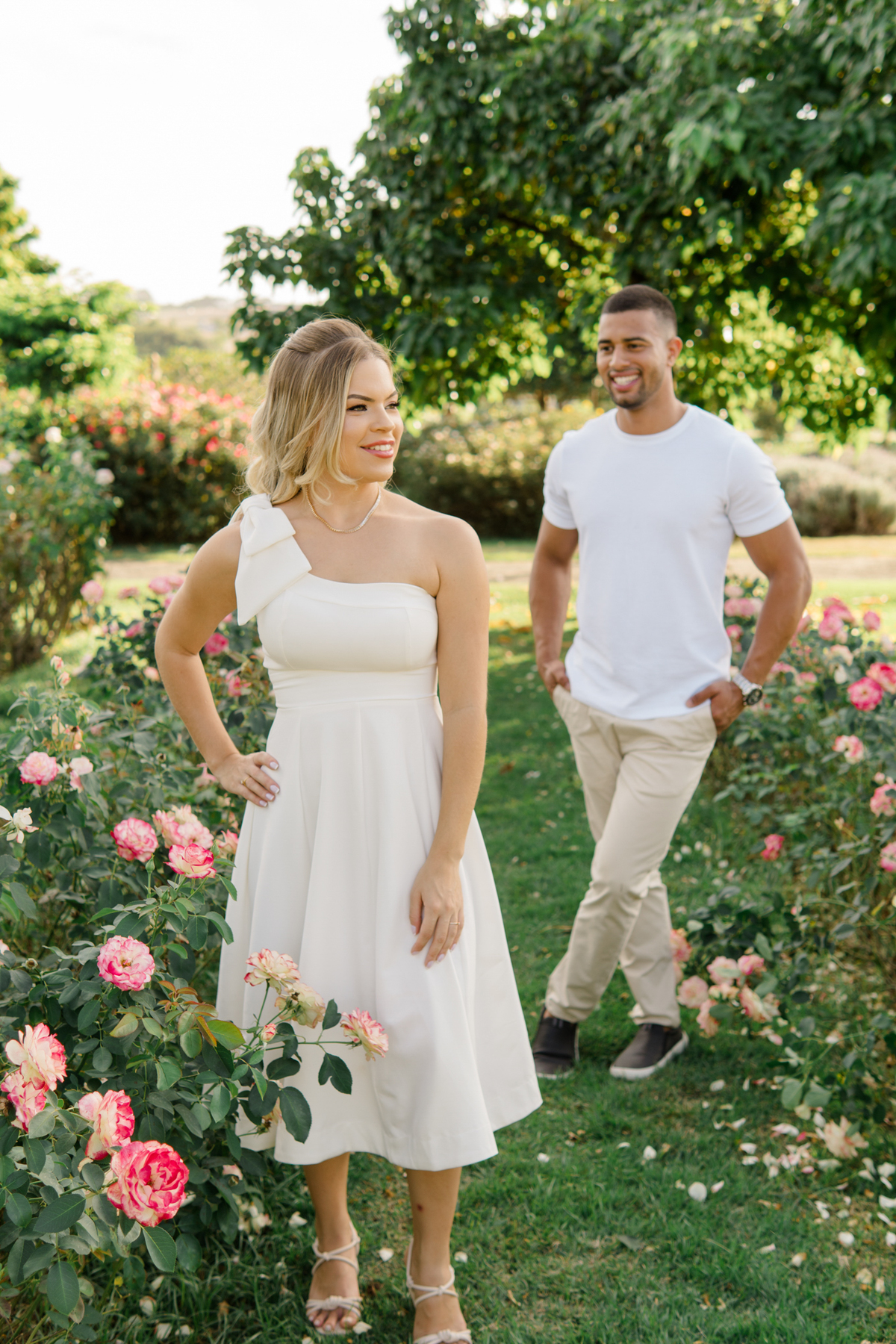 Ensaio fotográfico Pre Wedding do casal Jhenniffer e Oseias nas plantações de rosas no Bloemen Park em Holambra