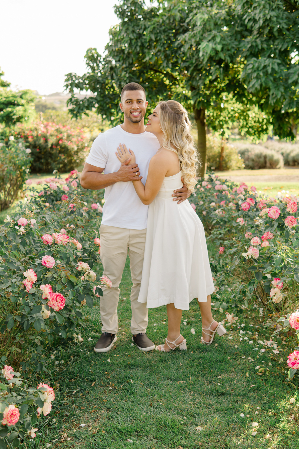 Ensaio fotográfico Pre Wedding do casal Jhenniffer e Oseias nas plantações de rosas no Bloemen Park em Holambra