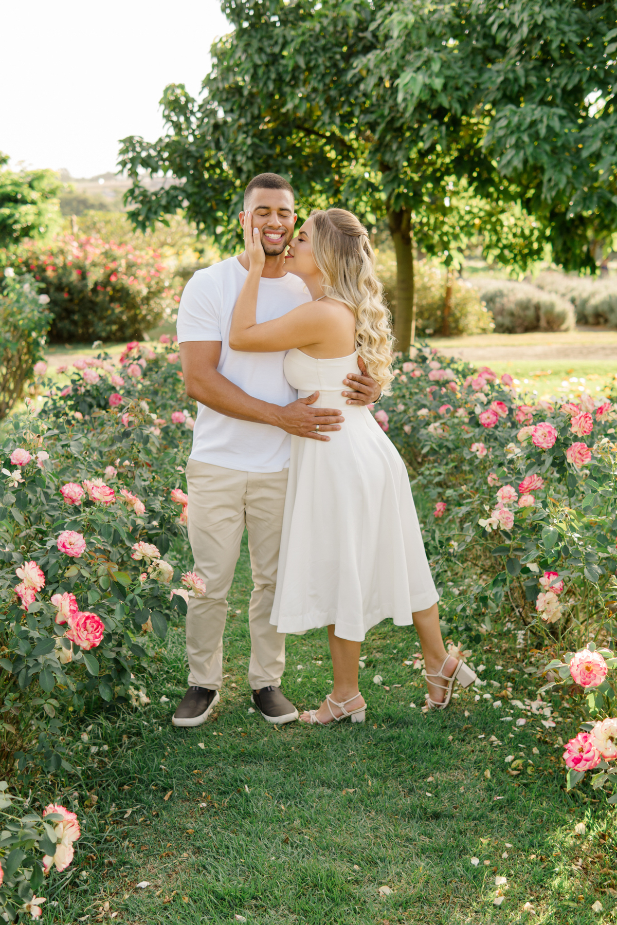 Ensaio fotográfico Pre Wedding do casal Jhenniffer e Oseias nas plantações de rosas no Bloemen Park em Holambra