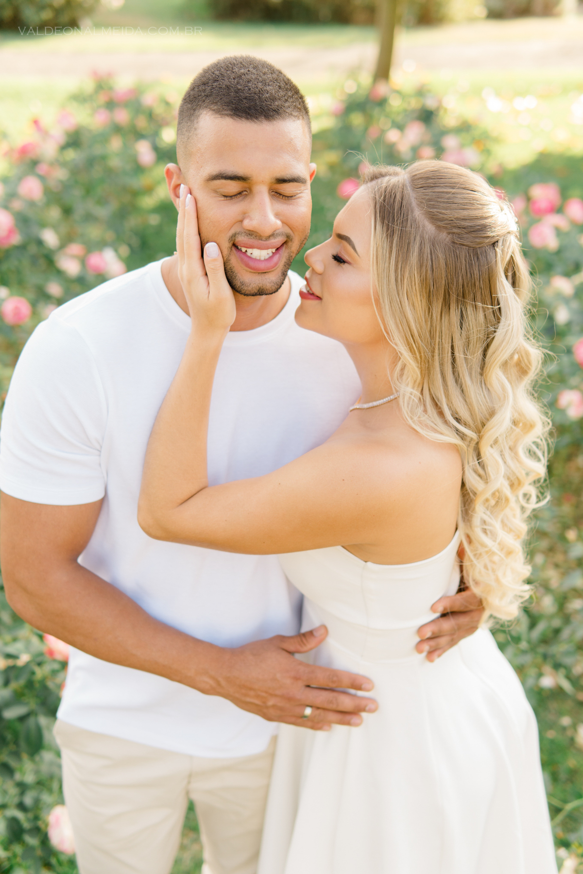 Ensaio fotográfico Pre Wedding do casal Jhenniffer e Oseias nas plantações de rosas no Bloemen Park em Holambra