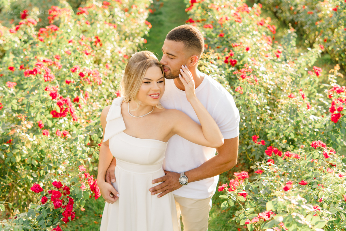 Ensaio fotográfico Pre Wedding do casal Jhenniffer e Oseias nas plantações de rosas no Bloemen Park em Holambra
