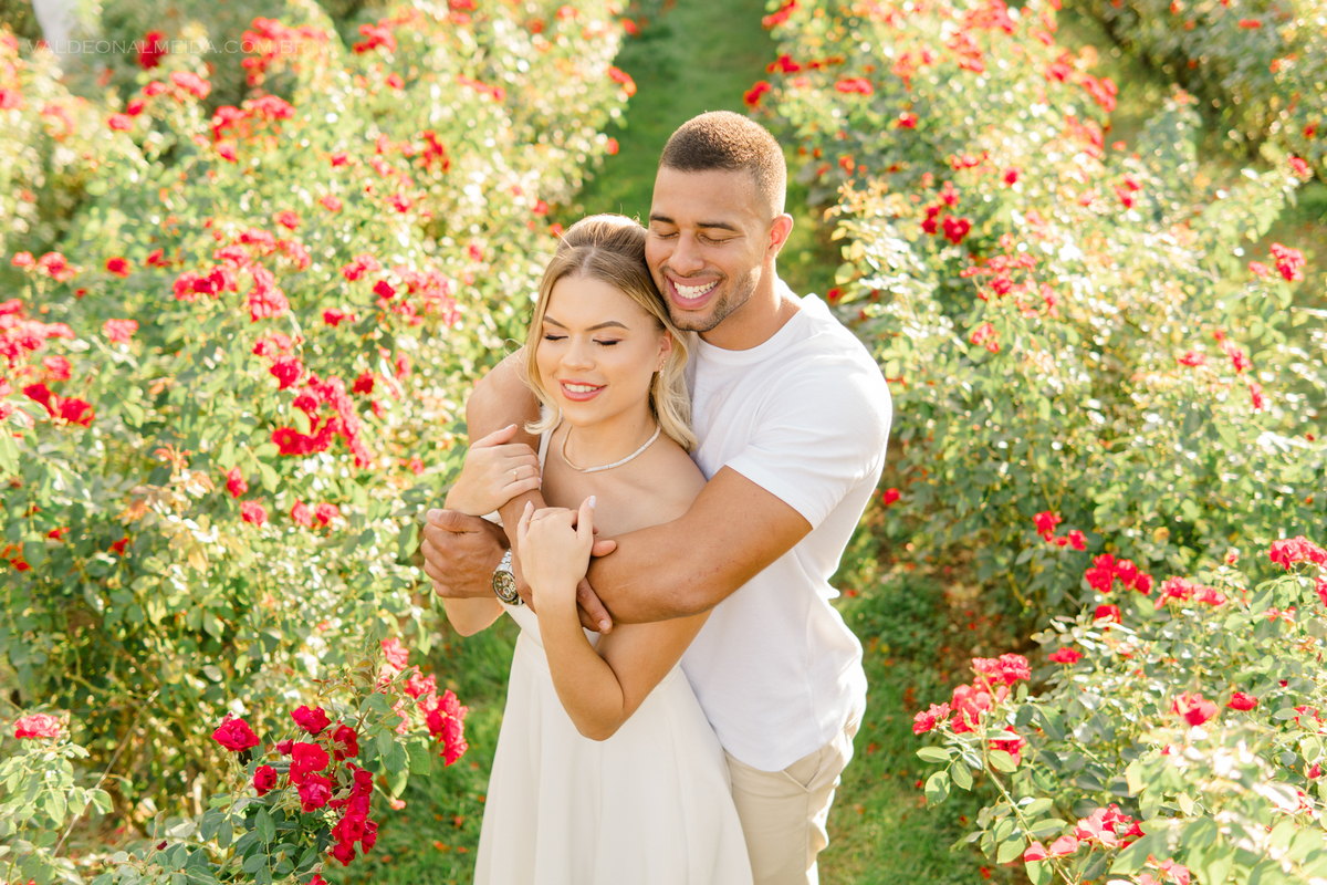 Ensaio fotográfico Pre Wedding do casal Jhenniffer e Oseias nas plantações de rosas no Bloemen Park em Holambra
