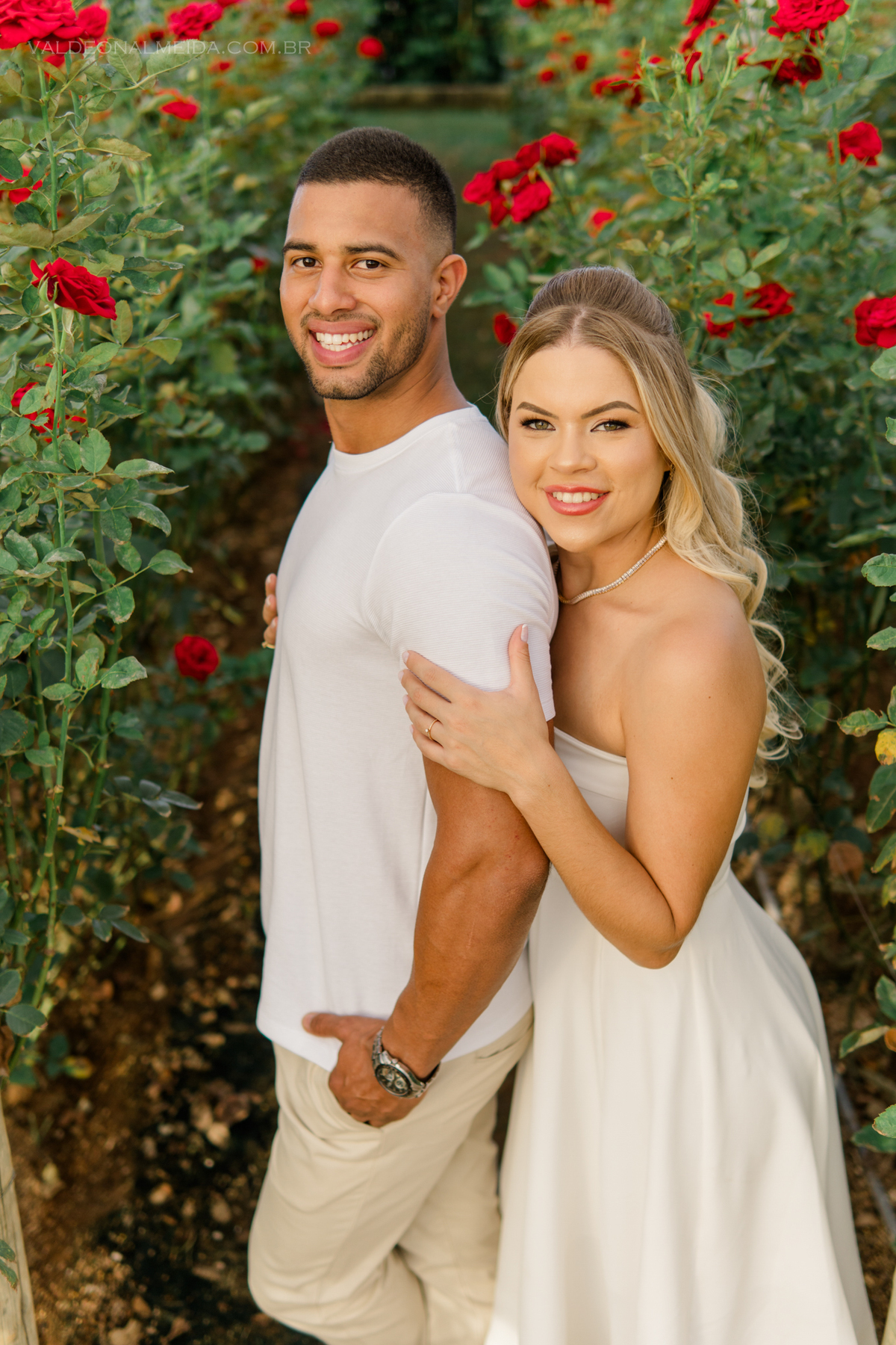 Ensaio fotográfico Pre Wedding do casal Jhenniffer e Oseias nas plantações de rosas no Bloemen Park em Holambra