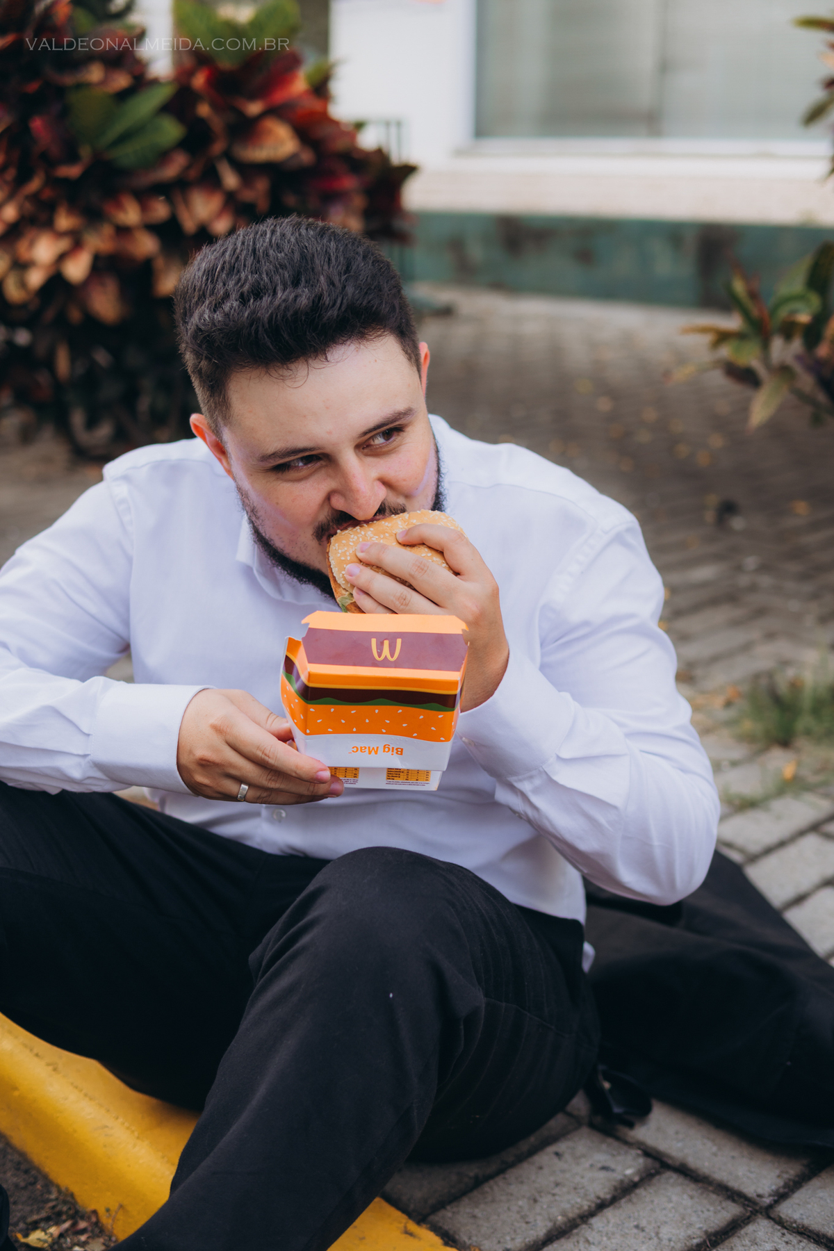 Ensaio Pre Wedding urbano com carro em Holambra do casal Valeria e Raphael 