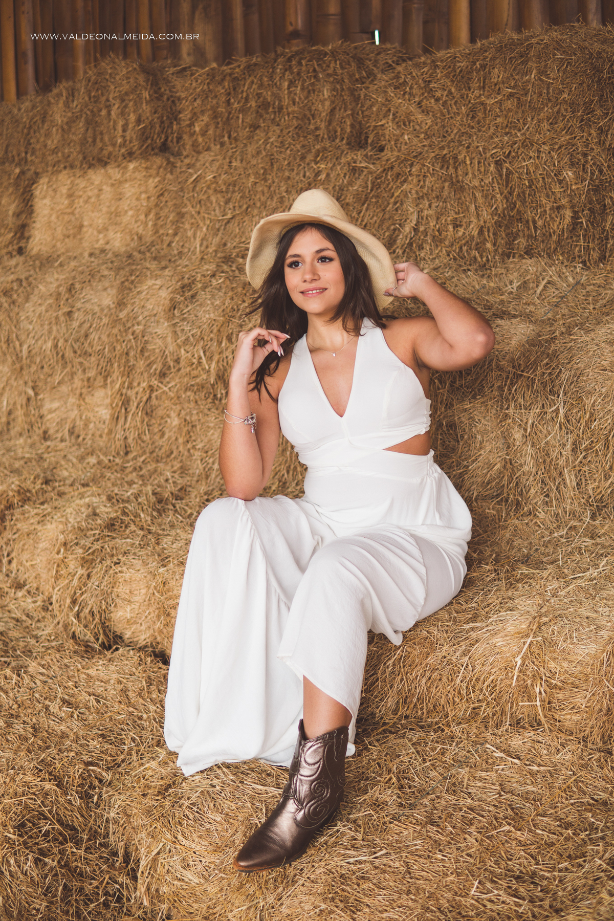 Ensaio fotográfico de 15 anos em Holambra, Macena Flores, com cavalo e nas plantações de girassol e lavanda. Ensaio feminino, ensaio 15 anos country - Beatriz Finotti