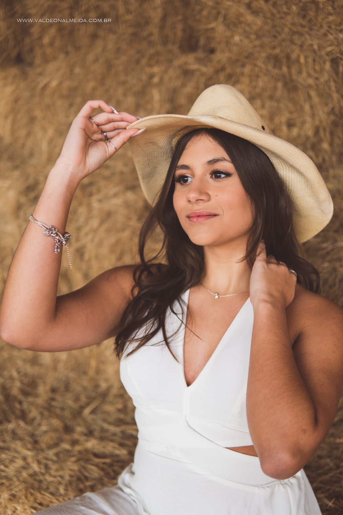 Ensaio fotográfico de 15 anos em Holambra, Macena Flores, com cavalo e nas plantações de girassol e lavanda. Ensaio feminino, ensaio 15 anos country - Beatriz Finotti